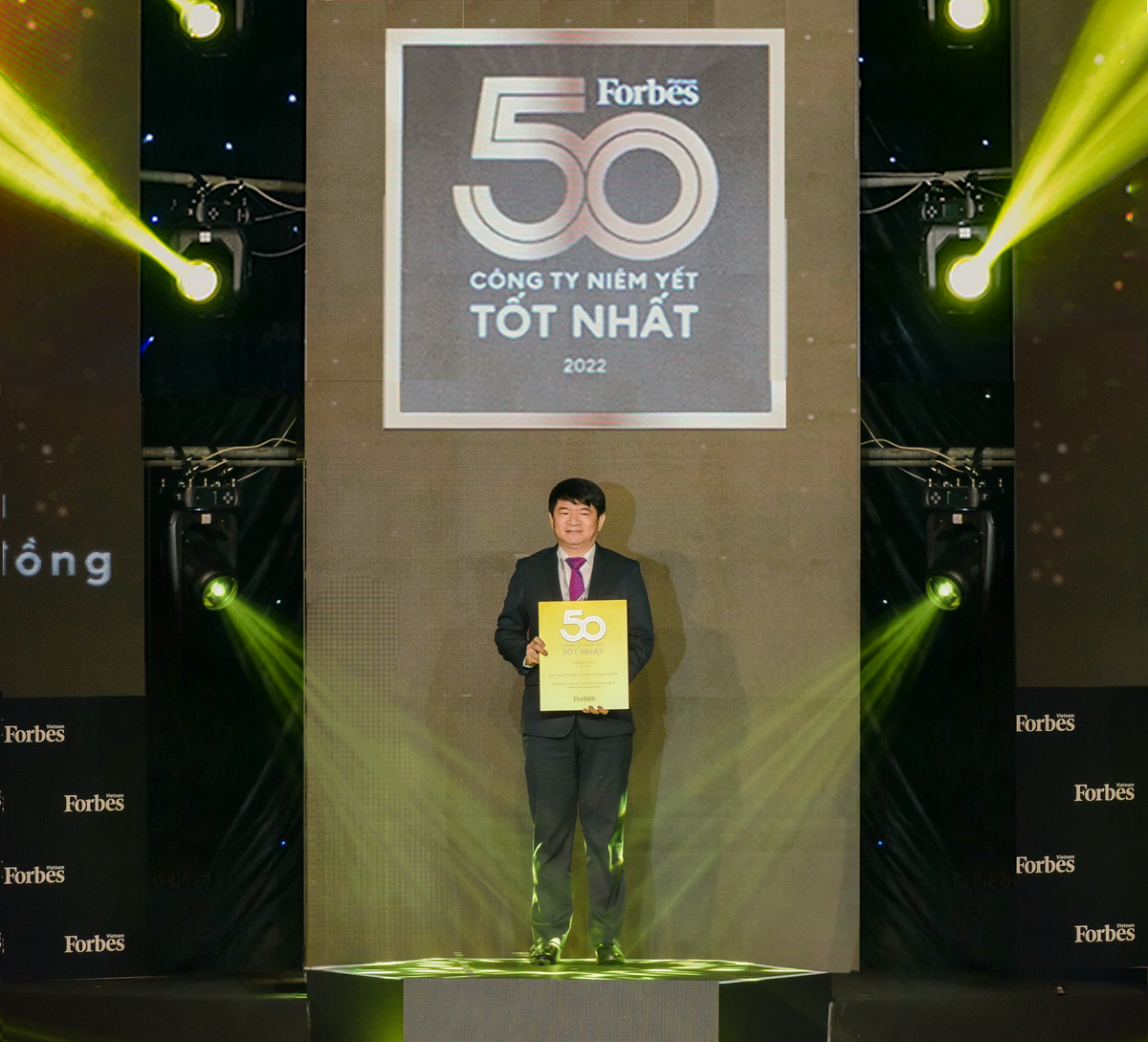 &Ocirc;ng L&ecirc; Trung Th&agrave;nh, Ph&oacute; Tổng gi&aacute;m đốc BIDV nhận chứng nhận vinh danh 50 c&ocirc;ng ty ni&ecirc;m yết tốt nhất do Forbes Việt Nam b&igrave;nh chọn