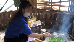 Chương trình "Bếp ăn yêu thương" của Công đoàn Trường Tiểu học Mà Cooih: Ấm áp, sẻ chia