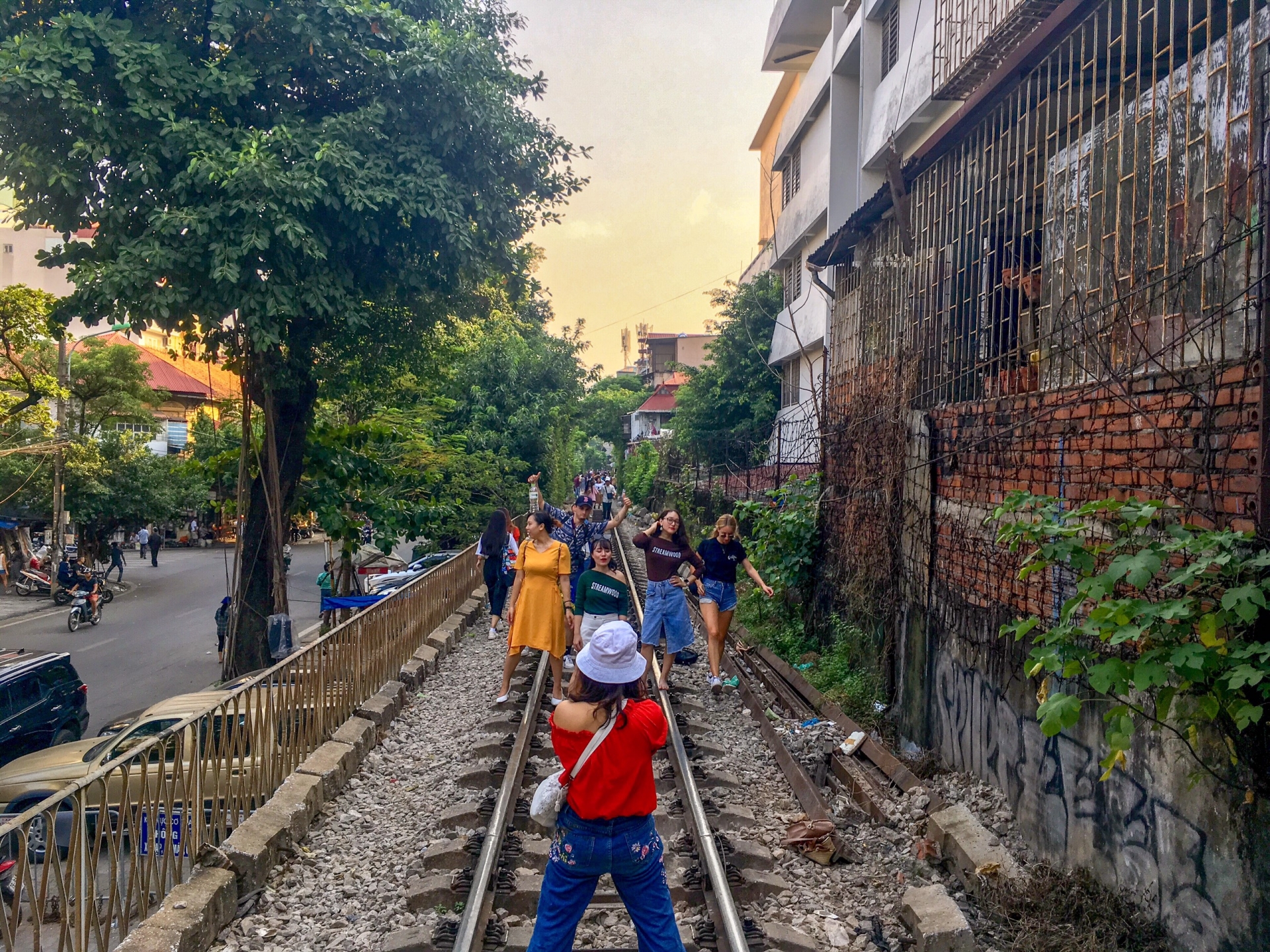 pho duong tau phung hung ranh gioi an toan mong manh