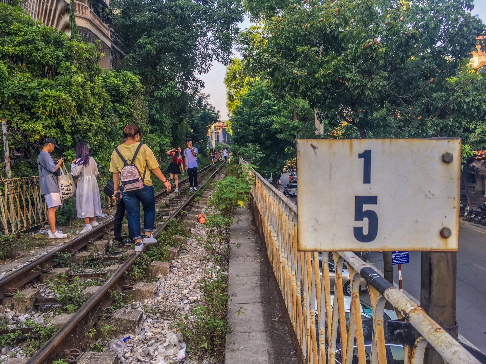 pho duong tau phung hung ranh gioi an toan mong manh