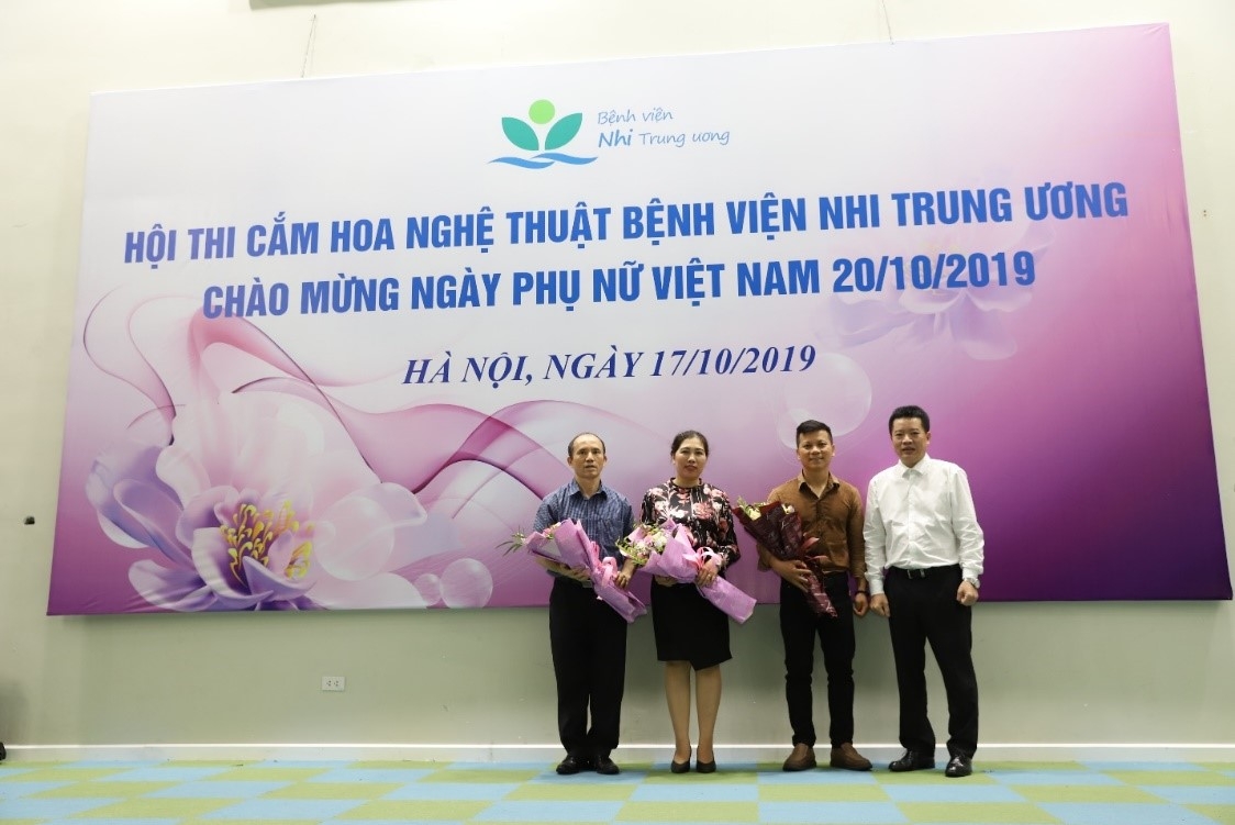 benh vien nhi trung uong soi noi hoi thi cam hoa chao mung ngay phu nu viet nam 2010