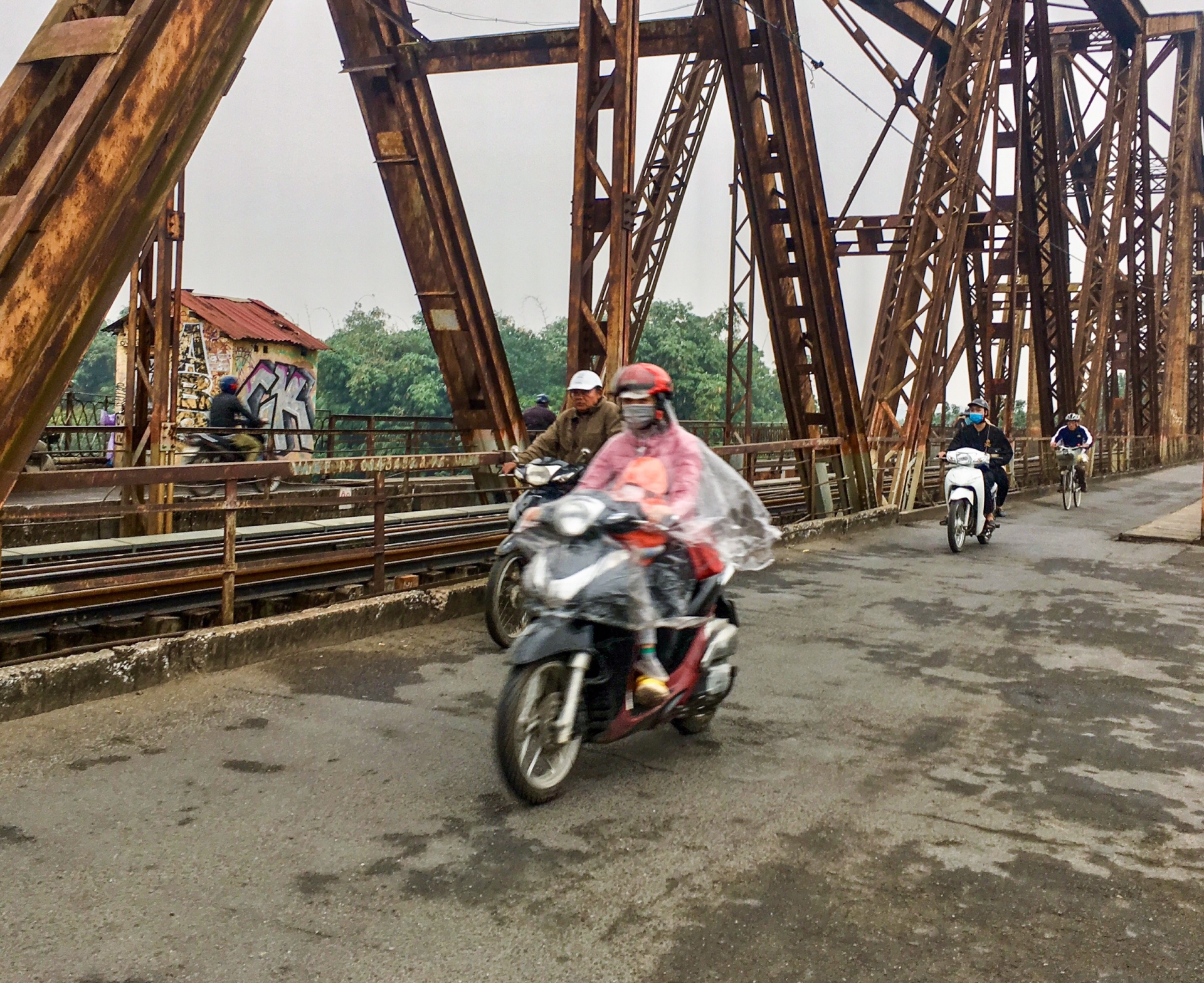 nguoi dan tham gia giao thong phai mac ao mua chong ret