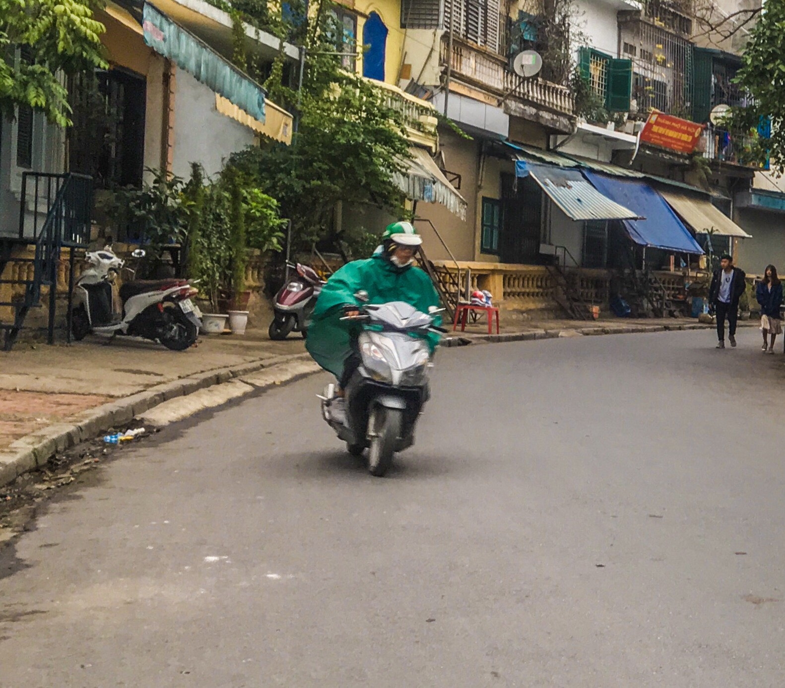 nguoi dan tham gia giao thong phai mac ao mua chong ret