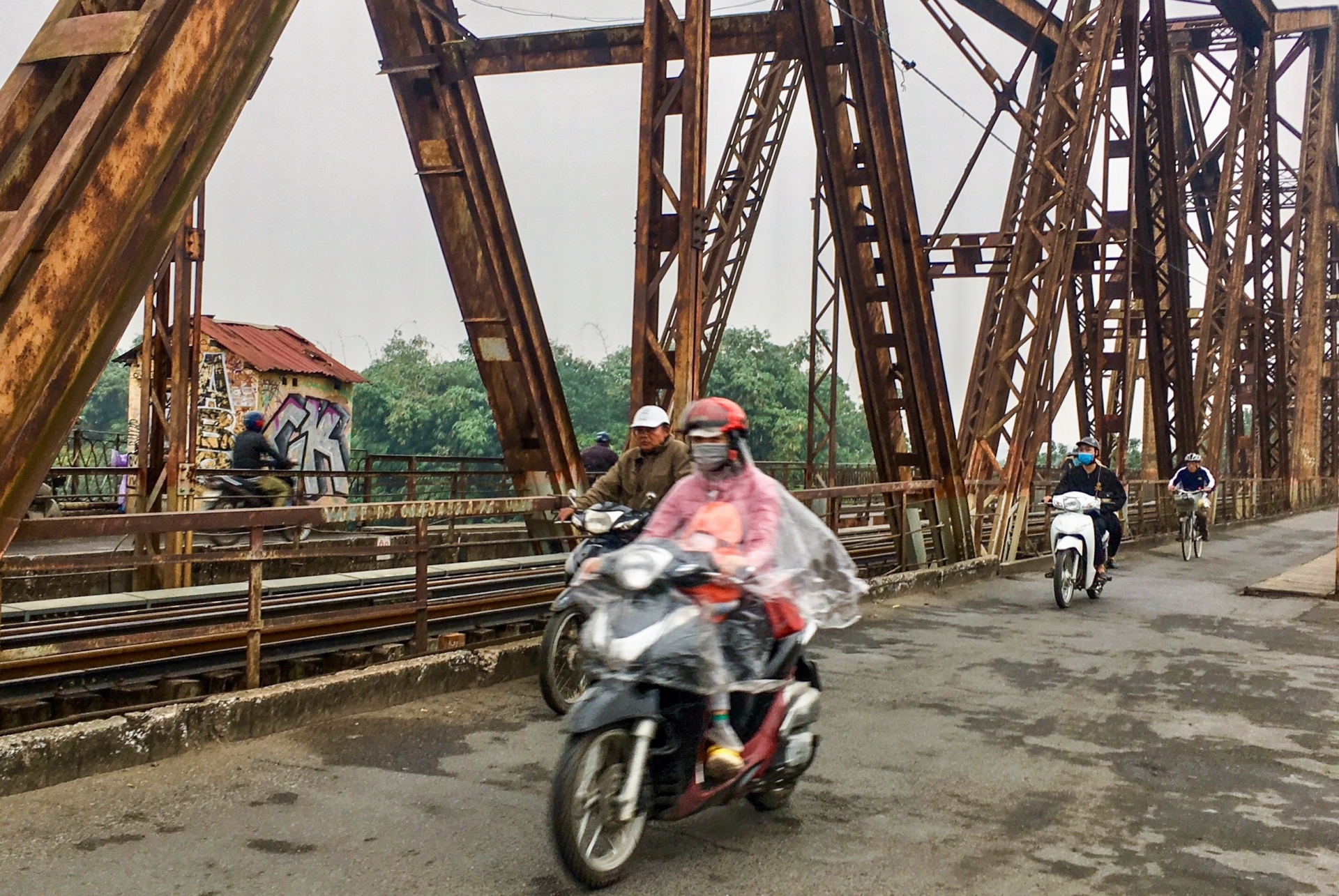 Người tham gia giao thông phải mặc áo mưa chống rét