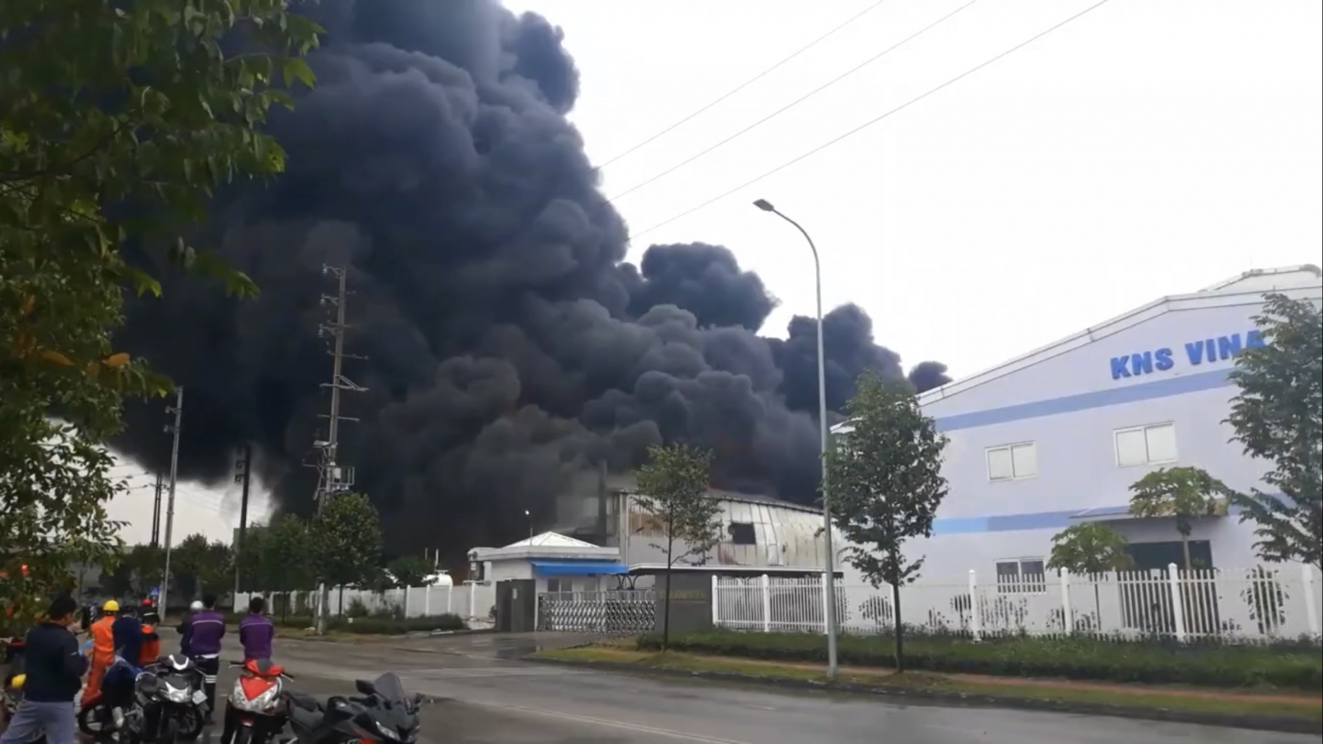 Vụ cháy nhà xưởng ở Vân Trung: Người trong cuộc kể lại sự việc