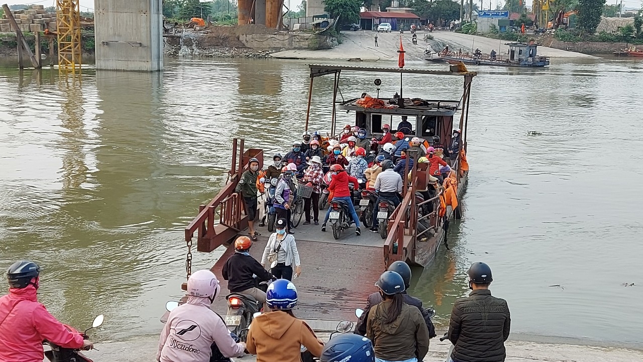 Bến Tuần Mây “oằn mình” đưa công nhân lao động sang sông mùa Covid 19