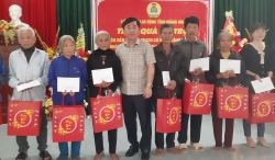 LĐLĐ Quảng Bình: Hỗ trợ 70 suất quà Tết cho nhân dân xã nghèo Liên Trạch