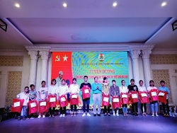 Công đoàn các khu công nghiệp tỉnh Hải Dương khen thưởng con công nhân lao động