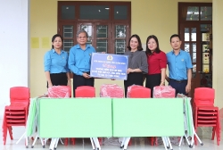 LĐLĐ tỉnh Quảng Bình: Tặng bàn ghế cho các trường mầm non khó khăn
