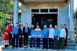 Trao 45 triệu đồng hỗ trợ xây dựng nhà “Mái ấm công đoàn” tại huyện Cẩm Khê