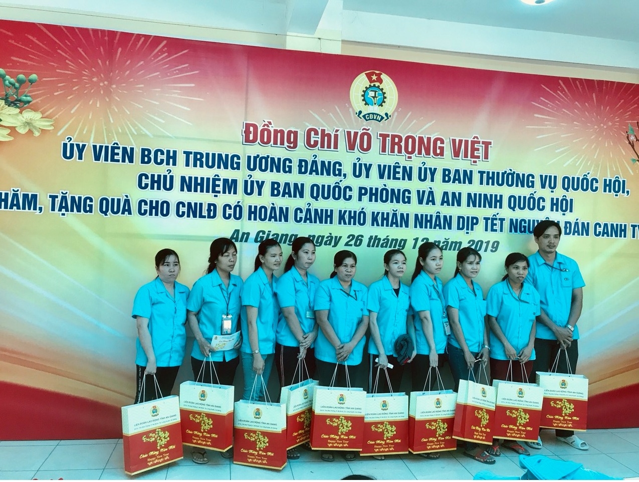 70 cong nhan lao dong kho khan duoc nhan qua tet cua lanh dao dang nha nuoc