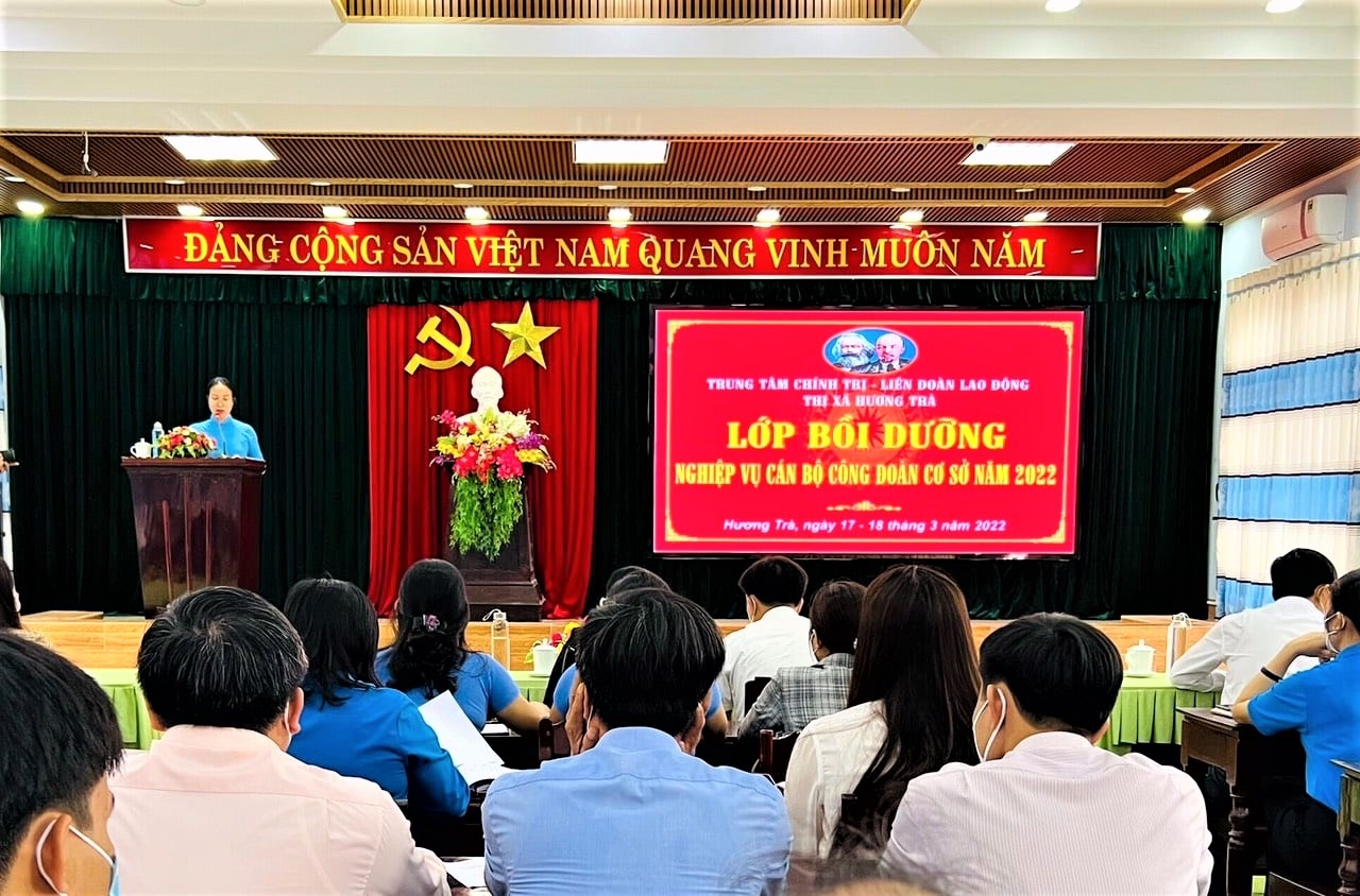 LĐLĐ thị xã Hương Trà (Huế): Bồi dưỡng nghiệp vụ cán bộ CĐCS trong giai đoạn mới