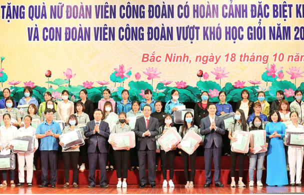 Bắc Ninh: Gặp mặt và tặng quà 453 nữ đoàn viên công đoàn có hoàn cảnh đặc biệt khó khăn