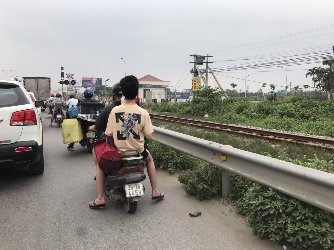 lo ngai lay nhiem dich khi di xe khach nhieu nguoi lua chon phuong tien ca nhan ve que