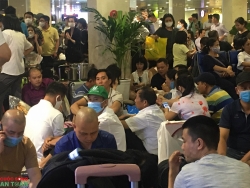Hành khách vạ vật tại sân bay Tân Sơn Nhất vì sự cố máy bay hạ cánh trượt đường băng