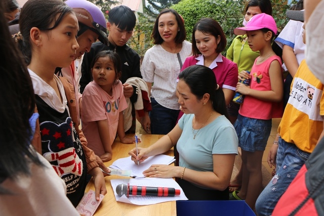 lo ngai dich bach hau bung phat nhieu bac phu huynh cho con di tiem phong