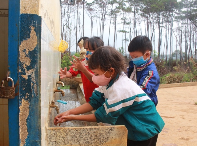 lo ngai dich bach hau bung phat nhieu bac phu huynh cho con di tiem phong