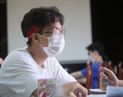 Những sinh viên ngành Y giấu người thân đi chống dịch