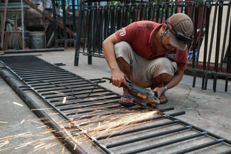 Chú trọng bảo vệ “cửa sổ tâm hồn” trong quá trình làm việc