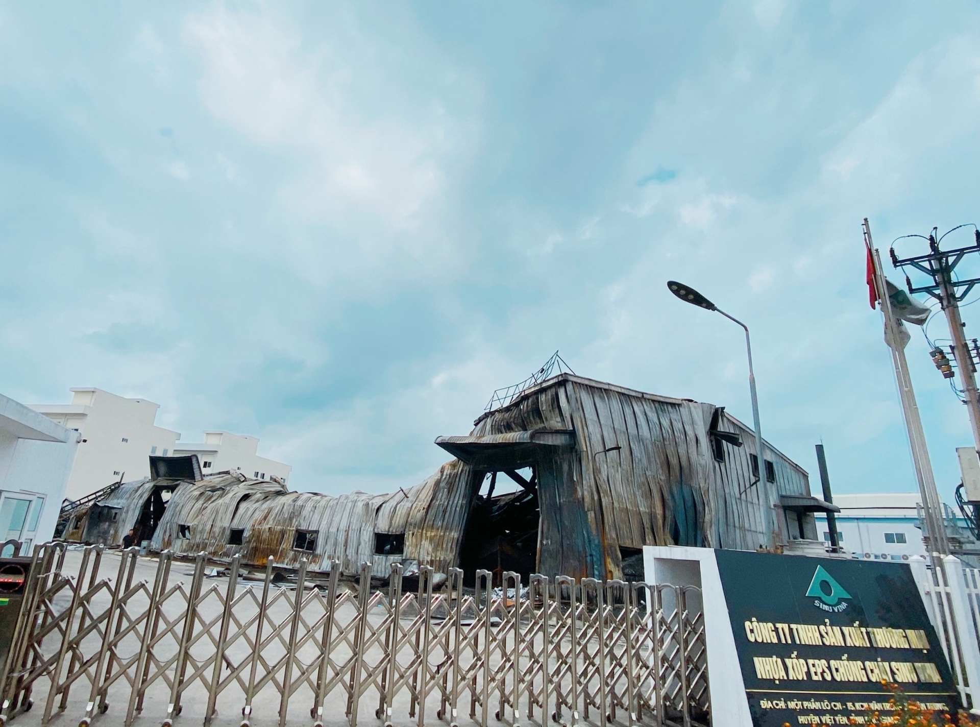 Hé lộ nguyên nhân ban đầu vụ cháy nhà xưởng ở Khu công nghiệp Vân Trung, Bắc Giang
