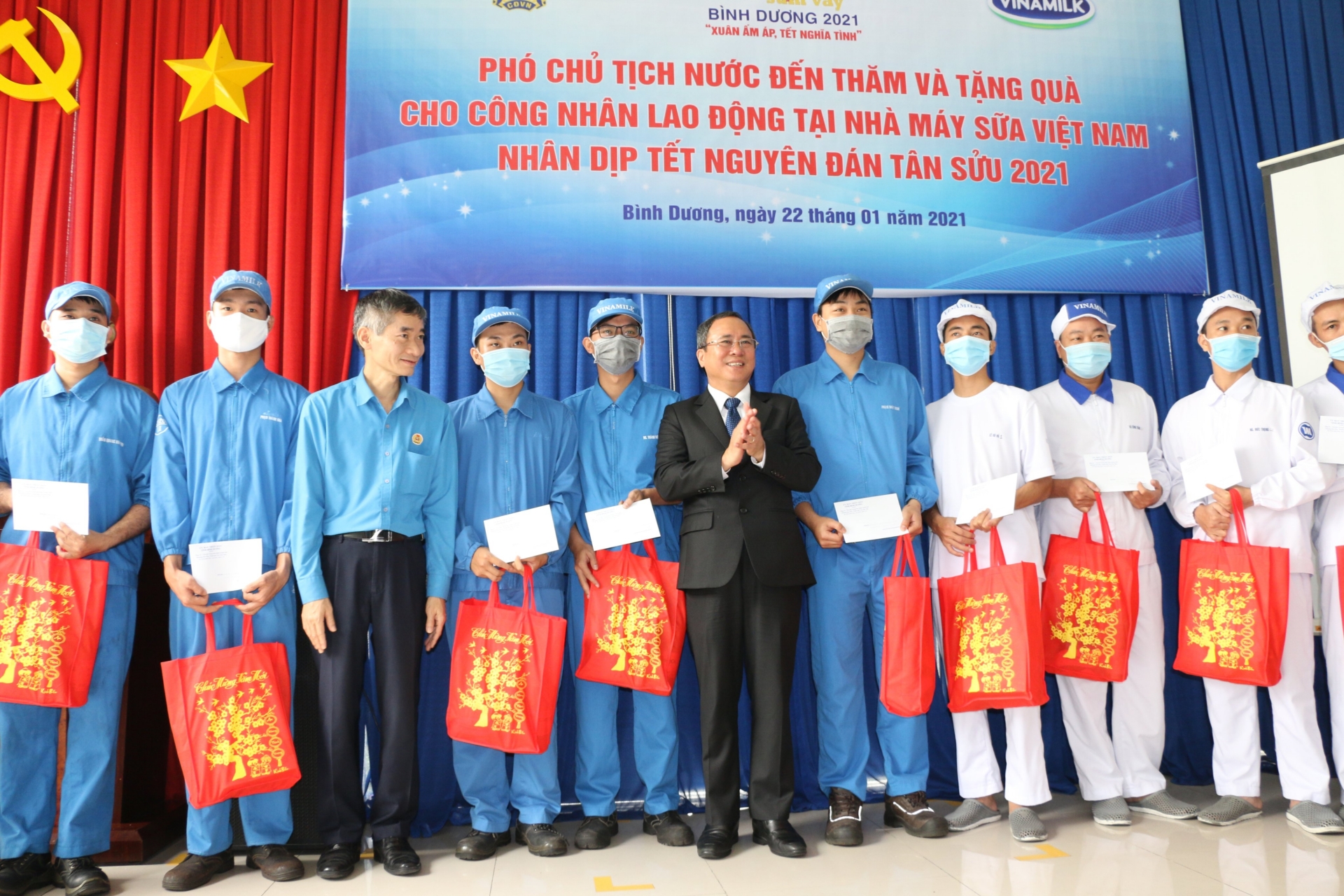 Phó Chủ tịch nước đề nghị cần quan tâm đến những công nhân bám xưởng trong dịp Tết