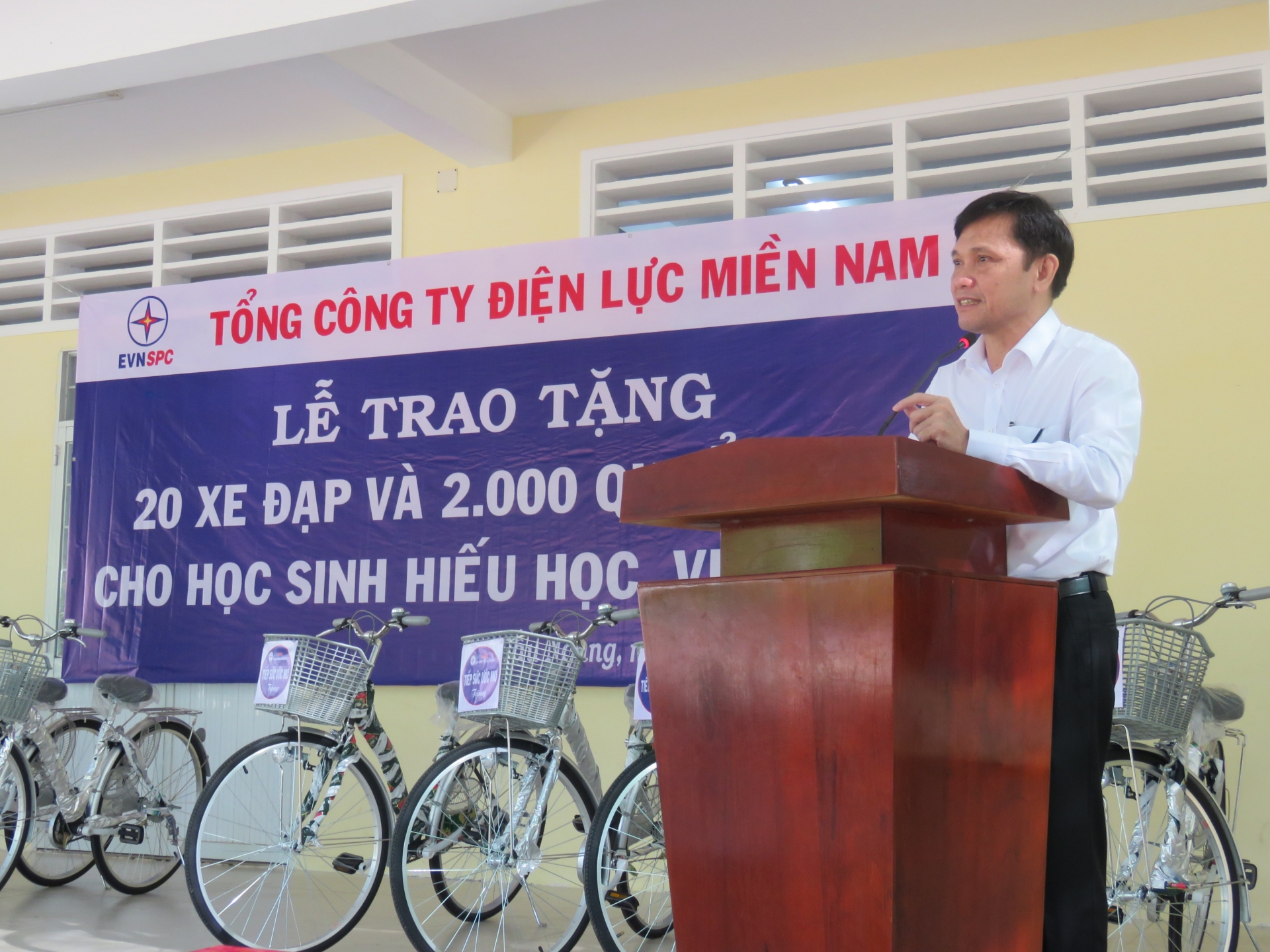 EVNSPC tặng xe đạp, động viên các em học sinh người Khmer tiếp tục đến trường