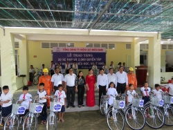 EVNSPC tặng xe đạp, động viên các em học sinh người Khmer tiếp tục đến trường