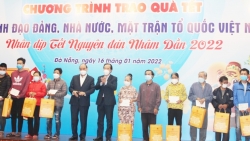 Chủ tịch nước Nguyễn Xuân Phúc trao quà Tết cho người lao động khó khăn tại TP Đà Nẵng
