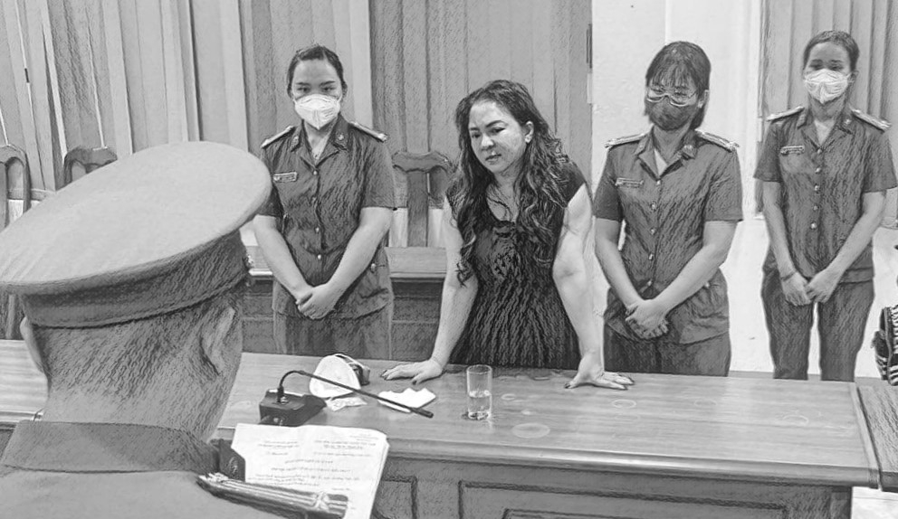 Bà Nguyễn Phương Hằng lúc công an đọc lệnh bắt tạm giam