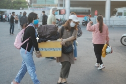 Đà Nẵng: Người lao động đổ ra bến xe để về quê nghỉ lễ
