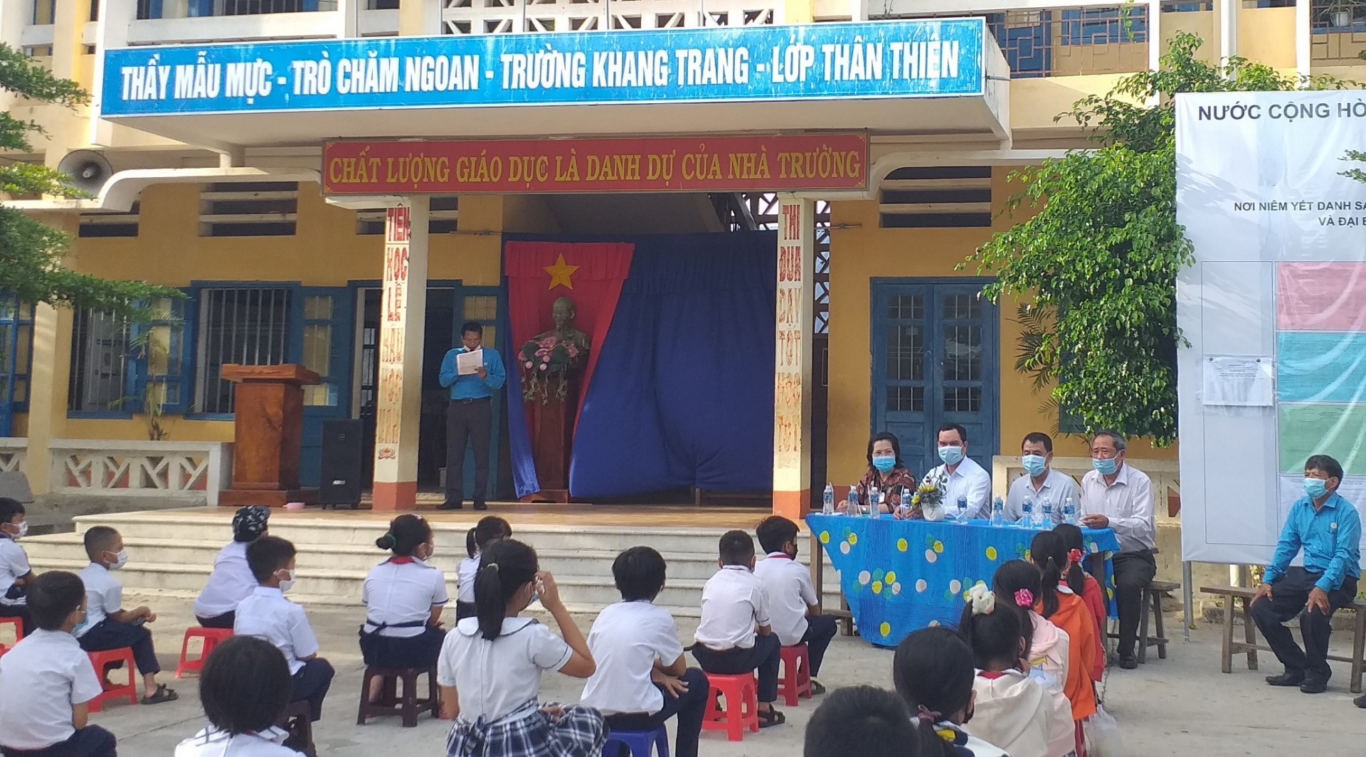 Chủ tịch Tổng LĐLĐVN thăm, trao học bổng cho học sinh Ninh Thuận