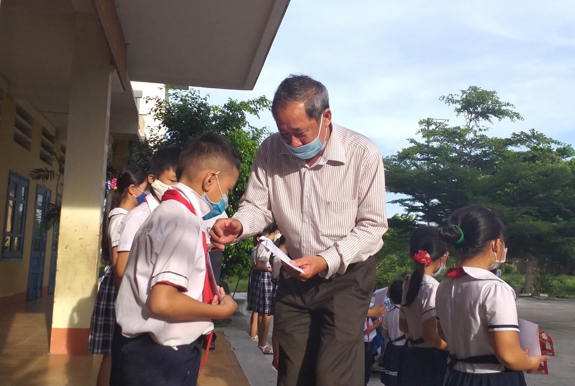 Chủ tịch Tổng LĐLĐVN thăm, trao học bổng cho học sinh Ninh Thuận