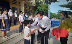 Chủ tịch Tổng LĐLĐ Việt Nam thăm, trao học bổng cho học sinh Ninh Thuận