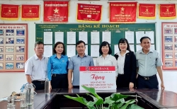 LĐLĐ huyện Phong Điền tặng quà học sinh có hoàn cảnh khó khăn