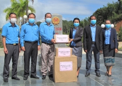 LĐLĐ Kon Tum tặng vật tư y tế cho Liên hiệp Công đoàn tỉnh Attapư (Lào)