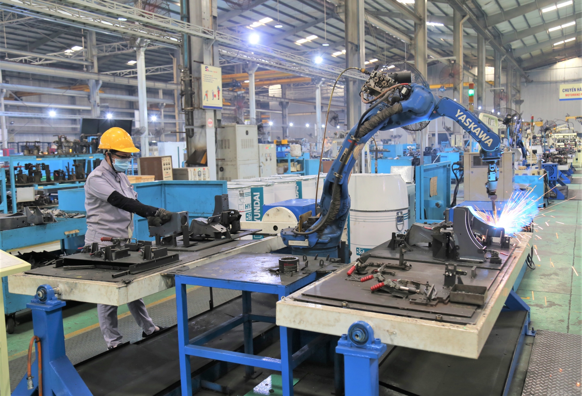 Những nữ công nhân vận hành robot ở nhà máy sản xuất ô tô