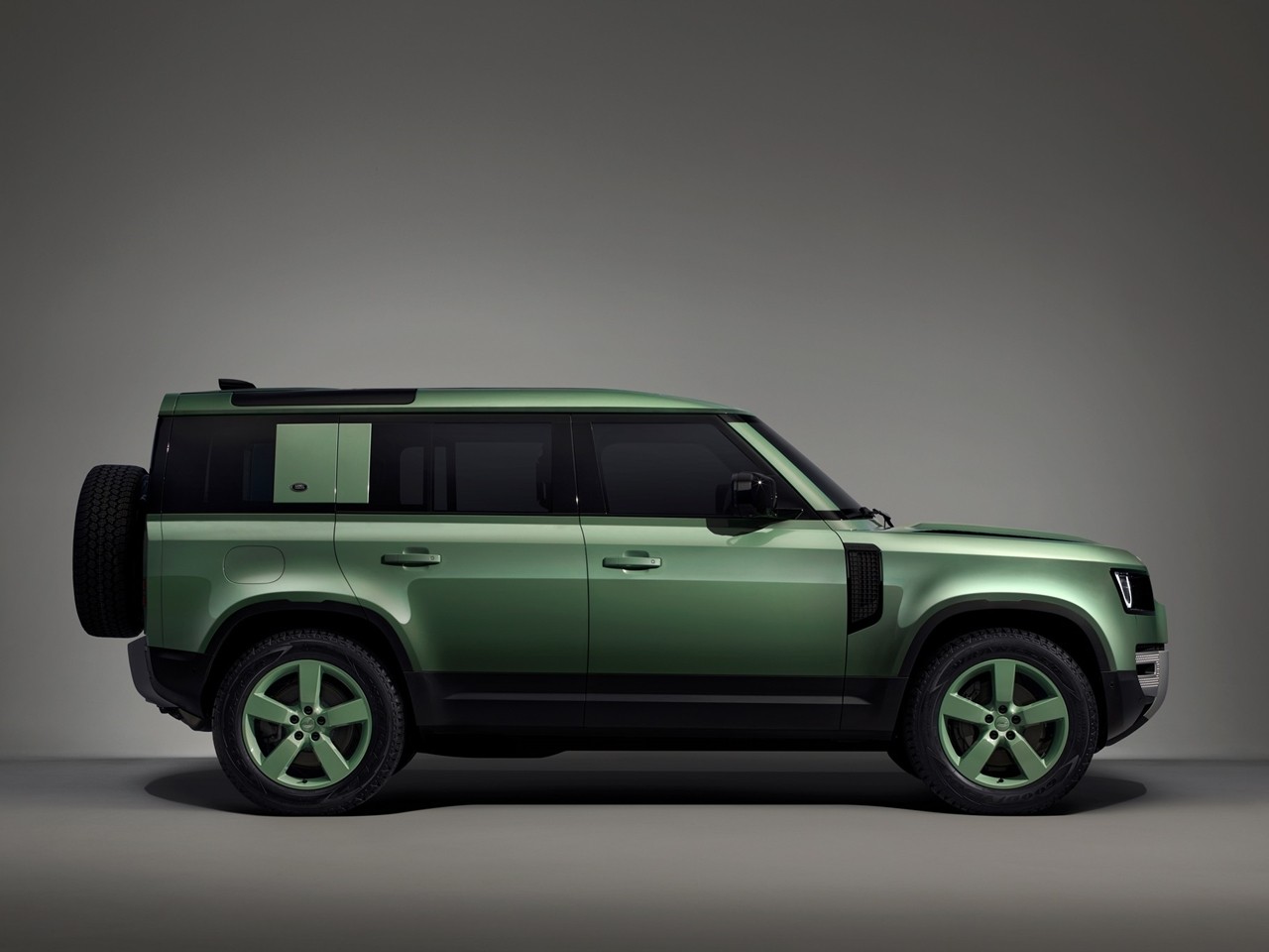 Land Rover Defender bản kỷ niệm 75 năm giá từ 6,7 tỷ đồng