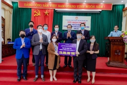 Samsung Việt Nam trao tặng 6.000 bộ đồ bảo hộ y tế cho tỉnh Bắc Ninh
