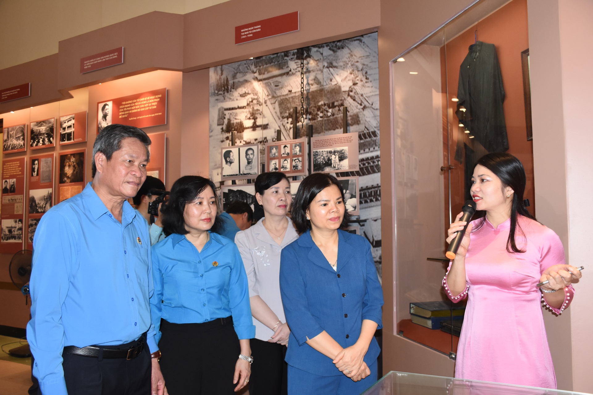 Dâng hương tưởng niệm đồng chí Hoàng Quốc Việt nhân 95 năm thành lập Công đoàn Việt Nam